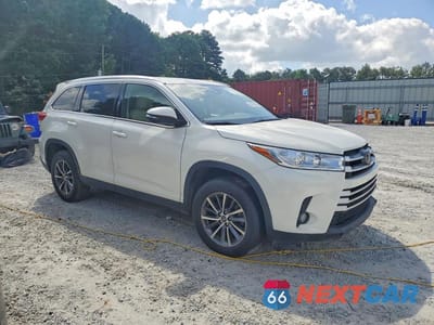 Czwarte zdjęcie samochodu z boku: 2019 TOYOTA HIGHLANDER XLE VIN:5TDKZRFHXKS561497 - miniatura