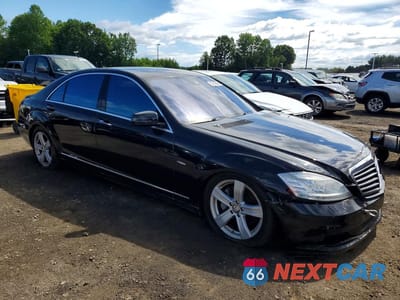 Czwarte zdjęcie samochodu z boku: 2012 MERCEDES-BENZ S 550 4MATIC VIN:WDDNG9EB4CA448665 - miniatura