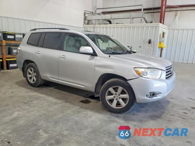 Czwarte zdjęcie samochodu z boku: 2010 TOYOTA HIGHLANDER BASE VIN:5TDBK3EH1AS023157 - miniatura