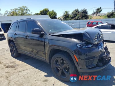 Czwarte zdjęcie samochodu z boku: 2024 JEEP GRAND CHEROKEE LAREDO VIN:1C4RJHAG8RC247714 - miniatura