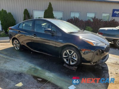Czwarte zdjęcie samochodu z boku: 2021 TOYOTA PRIUS XLE VIN:JTDKAMFU3M3141205 - miniatura