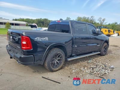 Trzecie zdjęcie samochodu z tyłu: 2025 RAM 1500 LARAMIE VIN:1C6SRFJPXSN550316 - miniatura