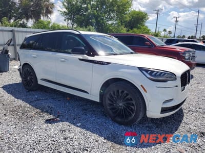 Czwarte zdjęcie samochodu z boku: 2023 LINCOLN AVIATOR RESERVE VIN:5LM5J7WCXPGL21986 - miniatura
