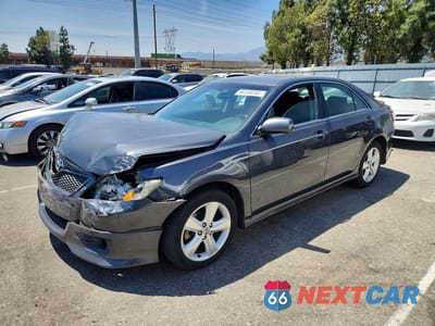 2010 TOYOTA CAMRY SE 4T1BF3EK6AU020665 - główne zdjęcie licytacji z USA - miniatura