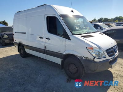 Czwarte zdjęcie samochodu z boku: 2010 MERCEDES BENZ SPRINTER 2500 DELIVERY VAN VIN:WD3PE7CC1A5426597 - miniatura