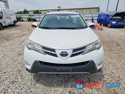 Piąte zdjęcie samochodu w środku: 2015 TOYOTA RAV4 XLE VIN:JTMRFREV0FD154692 - miniatura