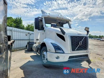 2023 VOLVO VNR SEMI TRUCK 4V4W39EH8PN334654 - główne zdjęcie licytacji z USA - miniatura