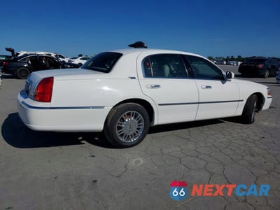 Trzecie zdjęcie samochodu z tyłu: 2009 LINCOLN TOWN CAR SIGNATURE LIMITED VIN:2LNHM82V59X636440 - miniatura