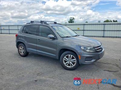 Czwarte zdjęcie samochodu z boku: 2016 VOLKSWAGEN TIGUAN S VIN:WVGBV7AX5GW602300 - miniatura