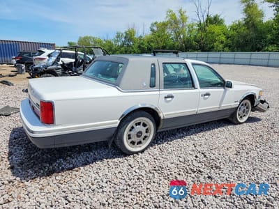 Trzecie zdjęcie samochodu z tyłu: 1997 LINCOLN TOWN CAR SIGNATURE VIN:1LNLM82W1VY742557 - miniatura