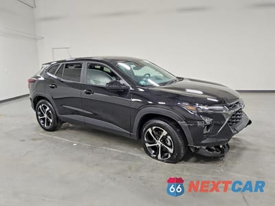 Czwarte zdjęcie samochodu z boku: 2025 CHEVROLET TRAX 1RS VIN:KL77LGEP1SC168801 - miniatura