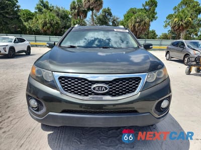 Piąte zdjęcie samochodu w środku: 2011 KIA SORENTO LX VIN:5XYKT3A13BG119344 - miniatura