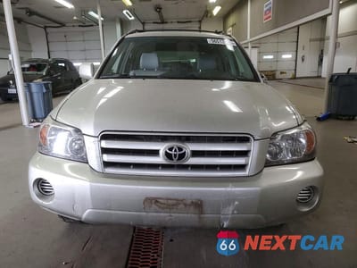 Piąte zdjęcie samochodu w środku: 2005 TOYOTA HIGHLANDER LIMITED VIN:JTEEP21A450078000 - miniatura