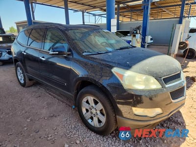Czwarte zdjęcie samochodu z boku: 2010 CHEVROLET TRAVERSE LT VIN:1GNLRFED4AS118647 - miniatura