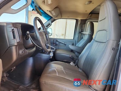 Zdjęcie 7 z 12 samochodu: 2017 GMC SAVANA G2500 VIN:1GTW7AFF8H1116723 - miniatura