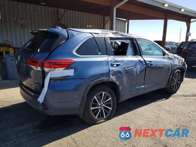 Trzecie zdjęcie samochodu z tyłu: 2018 TOYOTA HIGHLANDER XLE VIN:5TDJZRFHXJS485502 - miniatura