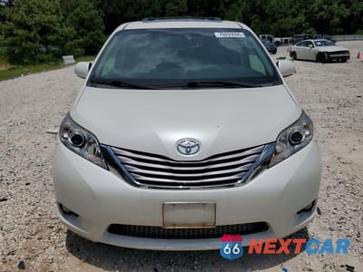 Piąte zdjęcie samochodu w środku: 2016 TOYOTA SIENNA XLE 8-PASSENGER VIN:5TDYK3DC5GS762623 - miniatura