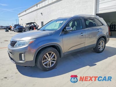 2015 KIA SORENTO LX 5XYKTCA67FG561660 - główne zdjęcie licytacji z USA - miniatura