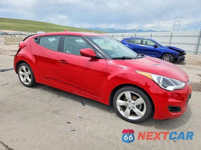 Czwarte zdjęcie samochodu z boku: 2015 HYUNDAI VELOSTER BASE VIN:KMHTC6AD4FU245261 - miniatura