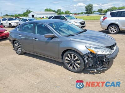 Czwarte zdjęcie samochodu z boku: 2017 NISSAN ALTIMA 2.5 SV VIN:1N4AL3AP8HC283109 - miniatura