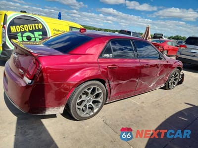 Trzecie zdjęcie samochodu z tyłu: 2018 CHRYSLER 300 S VIN:2C3CCABG7JH142934 - miniatura