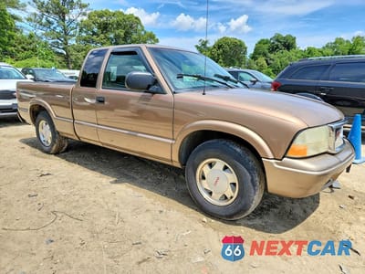 Czwarte zdjęcie samochodu z boku: 2003 GMC SONOMA VIN:1GTCS19X338224852 - miniatura