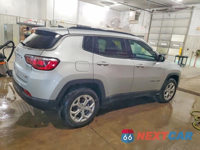 Trzecie zdjęcie samochodu z tyłu: 2024 JEEP COMPASS LATITUDE VIN:3C4NJDBNXRT111593 - miniatura
