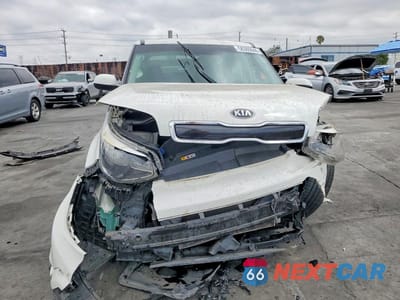 Piąte zdjęcie samochodu w środku: 2016 KIA SOUL + VIN:KNDJP3A58G7323032 - miniatura