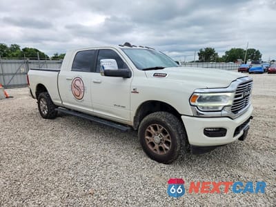 Czwarte zdjęcie samochodu z boku: 2023 RAM 2500 LARAMIE VIN:3C6UR5NL1PG548111 - miniatura