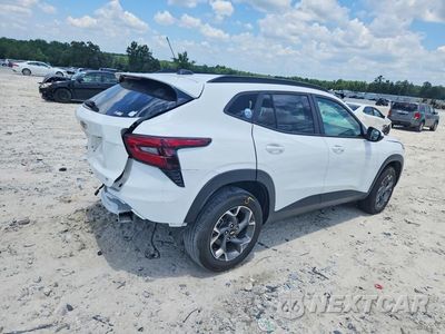 Trzecie zdjęcie samochodu z tyłu: 2024 CHEVROLET TRAX 1LT VIN:KL77LHE27RC182657 - miniatura