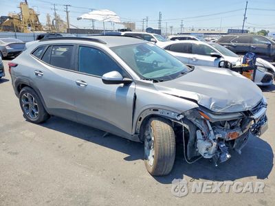 Czwarte zdjęcie samochodu z boku: 2025 CHEVROLET TRAX 1LT VIN:KL77LHEP1SC036840 - miniatura
