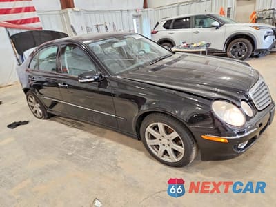 Czwarte zdjęcie samochodu z boku: 2008 MERCEDES-BENZ E 350 VIN:WDBUF56X28B356868 - miniatura