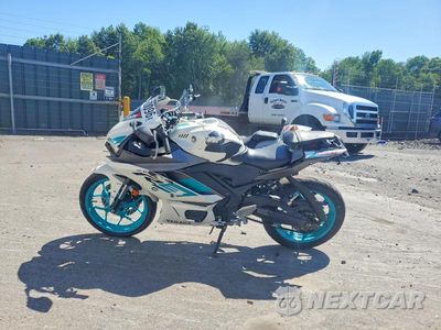 Trzecie zdjęcie samochodu z tyłu: 2024 YAMAHA YZFR3 A VIN:MH3RH18Y3RK017703 - miniatura