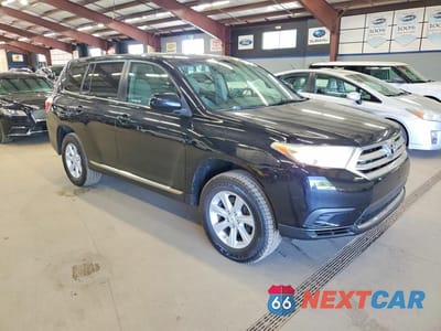 Czwarte zdjęcie samochodu z boku: 2013 TOYOTA HIGHLANDER BASE VIN:5TDBK3EH6DS203562 - miniatura