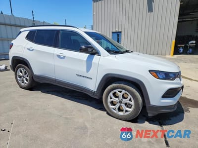 Czwarte zdjęcie samochodu z boku: 2025 JEEP COMPASS LATITUDE VIN:3C4NJDBNXST619150 - miniatura