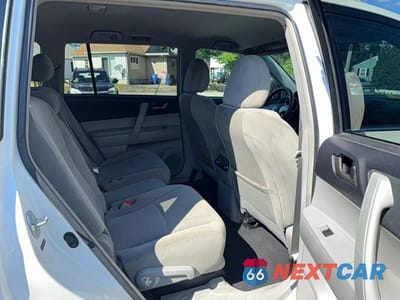 Zdjęcie 6 z 10 samochodu: 2011 TOYOTA HIGHLANDER BASE VIN:5TDBK3EH6BS057645 - miniatura