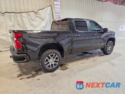Trzecie zdjęcie samochodu z tyłu: 2020 CHEVROLET SILVERADO K1500 TRAIL BOSS CUSTOM VIN:1GCPYCEF6LZ169476 - miniatura