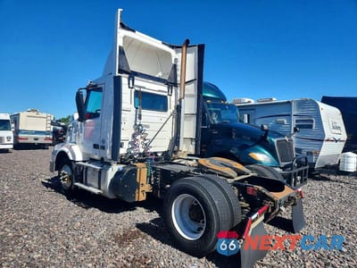 Trzecie zdjęcie samochodu z tyłu: 2016 VOLVO VNL SEMI TRUCK VIN:4V4N39TG7GN965630 - miniatura