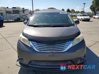 Piąte zdjęcie samochodu w środku: 2011 TOYOTA SIENNA XLE 8-PASSENGER VIN:5TDYK3DC4BS160921 - miniatura