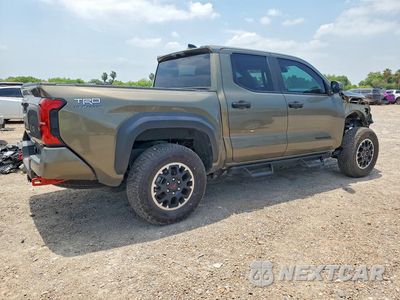 Trzecie zdjęcie samochodu z tyłu: 2025 TOYOTA TACOMA DBL VIN:3TMLB5JNXSM179646 - miniatura
