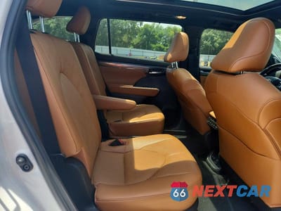 Zdjęcie 11 z 13 samochodu: 2023 TOYOTA HIGHLANDER HYBRID PLATINUM VIN:5TDFARAH4PS021313 - miniatura