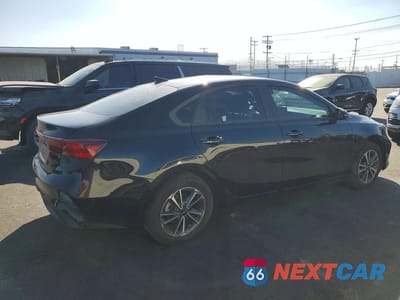 Trzecie zdjęcie samochodu z tyłu: 2023 KIA FORTE LXS VIN:3KPF24AD8PE581004 - miniatura