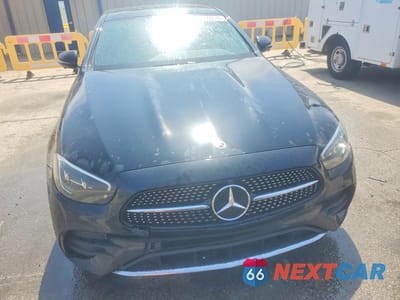 Piąte zdjęcie samochodu w środku: 2021 MERCEDES-BENZ E 350 VIN:W1KZF8DB5MA873412 - miniatura