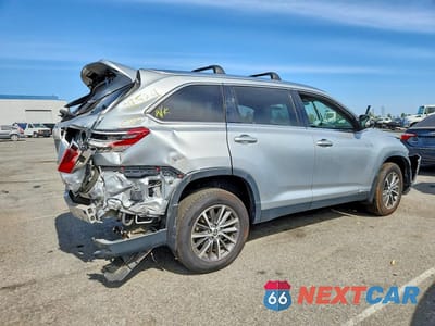 Trzecie zdjęcie samochodu z tyłu: 2019 TOYOTA HIGHLANDER HYBRID XLE VIN:5TDJGRFH5KS078811 - miniatura