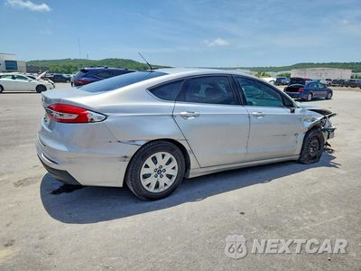 Trzecie zdjęcie samochodu z tyłu: 2019 FORD FUSION S VIN:3FA6P0G79KR275612 - miniatura