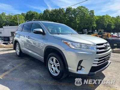 Czwarte zdjęcie samochodu z boku: 2018 TOYOTA HIGHLANDER LE PLUS VIN:5TDBZRFH4JS906070 - miniatura