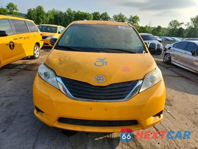 Piąte zdjęcie samochodu w środku: 2017 TOYOTA SIENNA LE MOBILITY VIN:5TDKZ3DC4HS876051 - miniatura