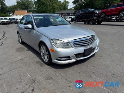 Czwarte zdjęcie samochodu z boku: 2014 MERCEDES-BENZ C 300 4MATIC VIN:WDDGF8AB7EG239514 - miniatura