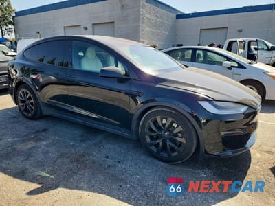 Czwarte zdjęcie samochodu z boku: 2022 TESLA MODEL X VIN:7SAXCBE52NF361487 - miniatura