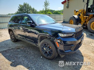 Czwarte zdjęcie samochodu z boku: 2024 JEEP GRAND CHEROKEE LAREDO VIN:1C4RJHAG7RC261314 - miniatura